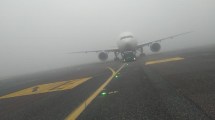 Imagen de Por niebla hay vuelos complicados desde el aeropuerto de Ezeiza: los servicios afectados a la Patagonia este martes