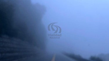 Alertan por «bancos de niebla» en la Ruta 40, en el sector de Siete Lagos, este jueves 14 de abril