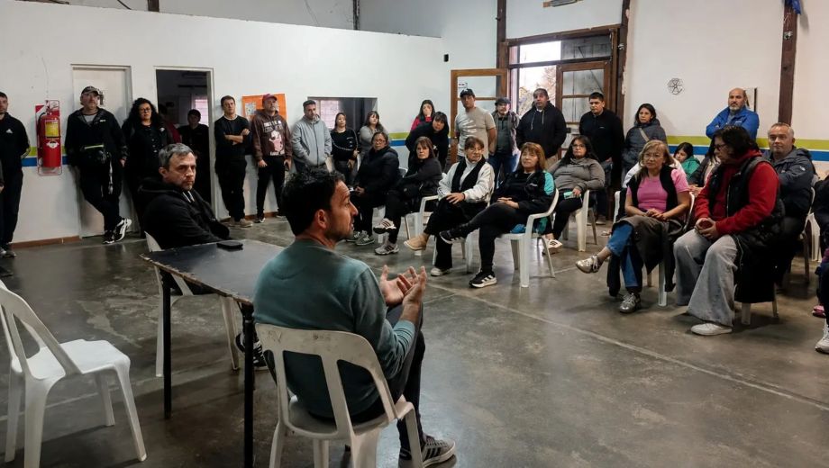 Las familias pudieron interiorizarse sobre la obra eléctrica. Foto: Gobierno de Río Negro.