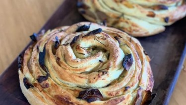Pan de romero con echalotas asadas: una receta con mucho sabor y aromas de hogar