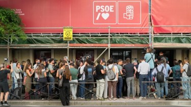 Allanaron la sede del partido de Pedro Sánchez por una investigación de corrupción de España