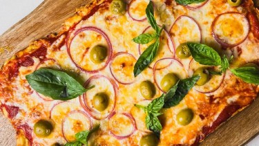 Con todo el sabor de la pizza casera, con base de pollo y sin harinas