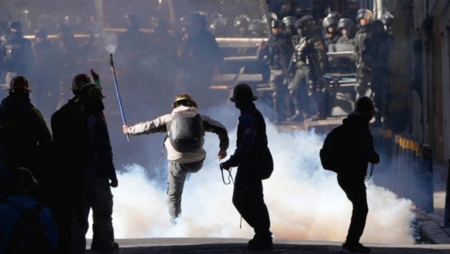 Bloqueos en rutas y protestas en La Paz, agravan la crisis de Bolivia. Foto: AP. 