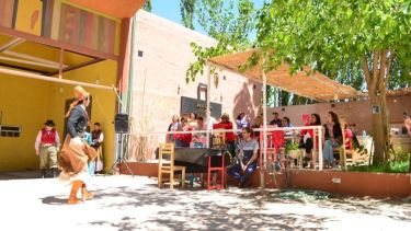 Un buen plan para este 25 de Mayo cerca de Neuquén: locro, chacra, vino y música folclórica