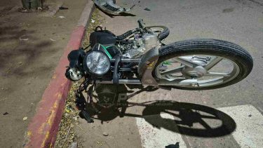 Una joven en grave estado tras un fuerte choque entre una moto y una camioneta en Rincón de los Sauces