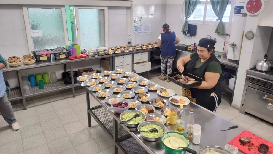 El sistema de políticas alimentarias involucra a nutricionistas, personal de cocina y administrativo. Foto: Gobierno de Río Negro.