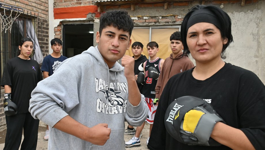 Alejandra Raileff y su hijo Tomás Gauto emprenden el proyecto social "En mi barrio se boxea". Foto: Alejandro Carnevale. 