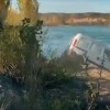Imagen de Video | Sacaron un auto del río Limay tras caer “por un descuido”: operativo en Plottier