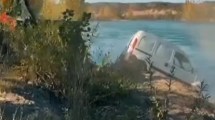 Imagen de Video | Sacaron un auto del río Limay tras caer “por un descuido”: operativo en Plottier