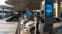 Imagen de YPF define el futuro de los combustibles tras el fin del “paraguas” de precios: ¿qué dijo la empresa de la medida?