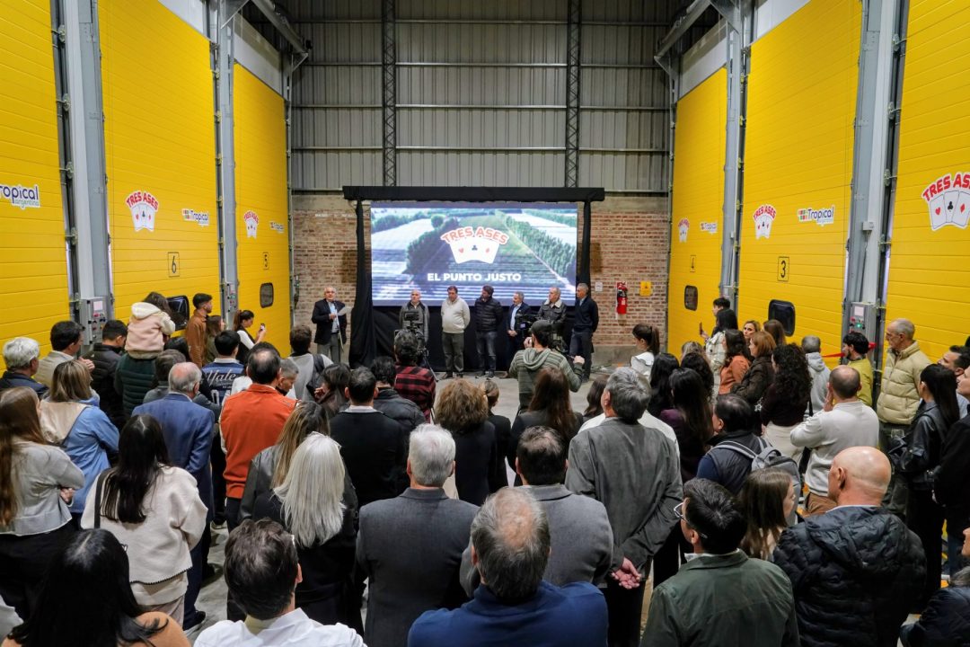 Productores, supermercadistas y autoridades, entre las enormes puertas de las cámaras que conforman el primer centro de climatización inteligente de frutas de la Patagonia. El mismo se ubica en el establecimiento principal de Tres Ases, ubicado en Cipolletti (Río Negro).