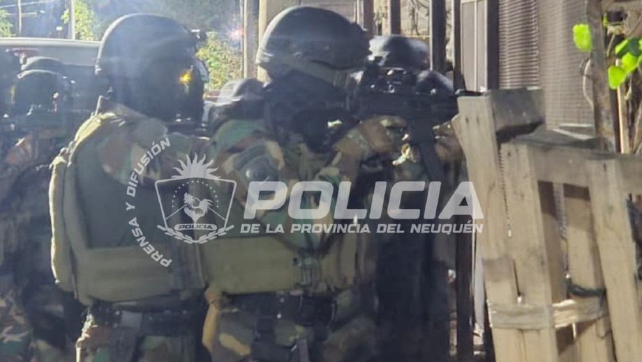 Allanamientos en Parque Industrial Neuquén: un joven detenido y secuestro de armas 