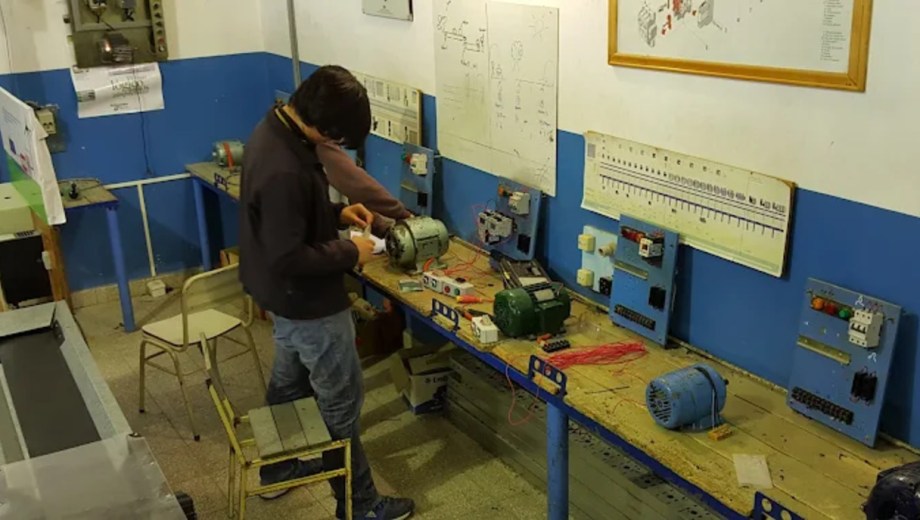 El sistema utiliza paneles solares y generación eólica para producir electricidad destinada al funcionamiento de sectores de la escuela.  Foto gentileza.