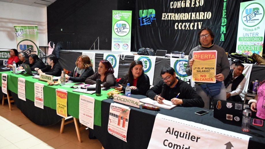La reunión se realiza en un local del barrio San Martín, en Viedma. Fotos: Marcelo Ochoa.