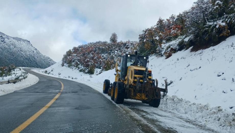 Tareas en rutas por la presencia de nieve . Foto: Gentileza Vialidad Nacional. 