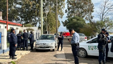 Detienen en Viedma a un joven que asaltó a un taxista: tenía dos armas de fuego listas para disparar