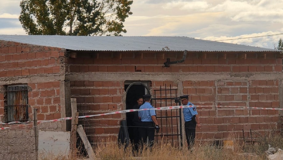 Investigan violenta muerte de un hombre de 29 años en Plaza Huincul: en el lugar había una tumbera. foto: gentileza 