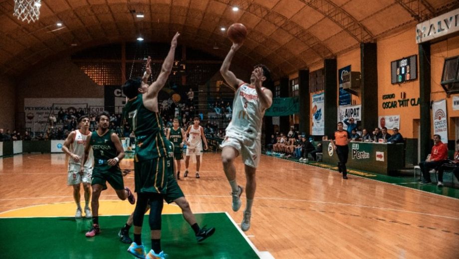 Drazen Sinigoj, de gran temporada, fue el goleador en la gran victoria del Rojo en Plaza Huincul. (Prensa Pérfora)