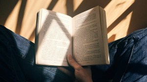 La paradoja del lector moderno: por qué el cerebro pide volver a leer en papel