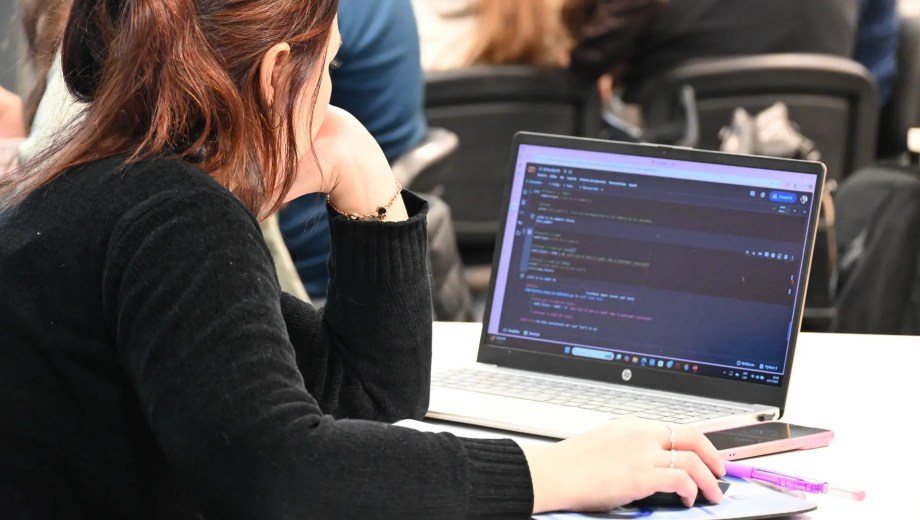 Jóvenes rionegrinos podrán acceder a cursos gratuitos de formación tecnológica con orientación al empleo y certificación oficial. Foto gentileza: Gobierno de Río Negro.