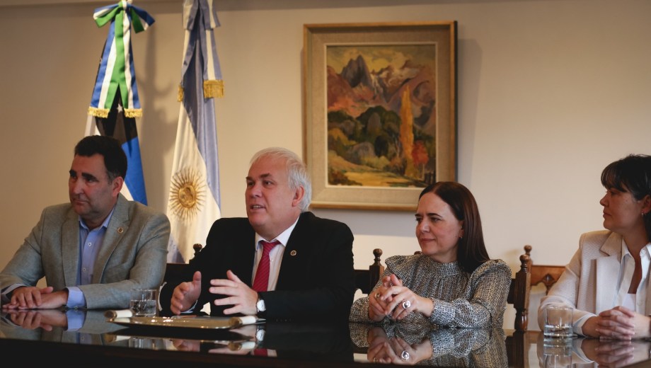 El presidente del Consejo Federal del Notariado Argentino, Diego, Molina (en el centro) junto a la presidente del Colegio de Río Negro, María Gabriela Benito, y Andrés Chielens, que integra el Consejo Federal. (foto gentileza)