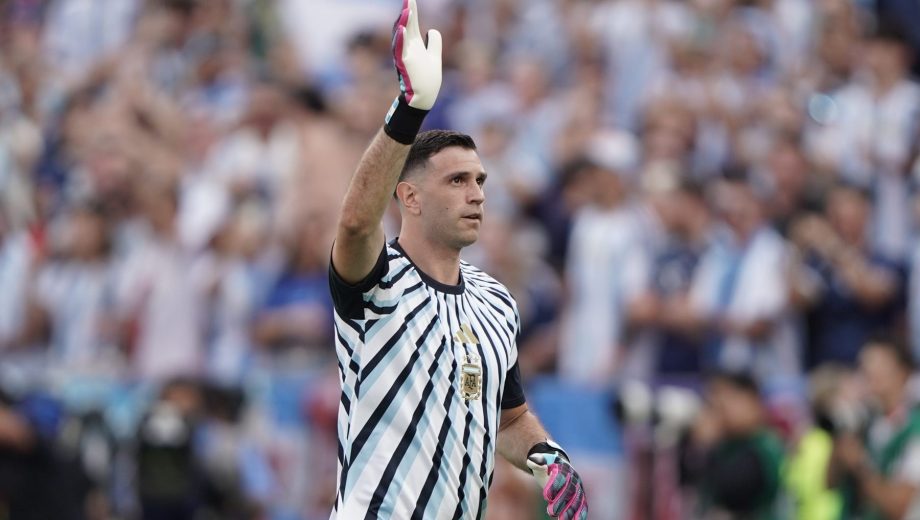 Dibu Martínez mantiene la valla invicta en el Mundial 2026. (Foto: Juano Tesone - Clarín Fotografía)