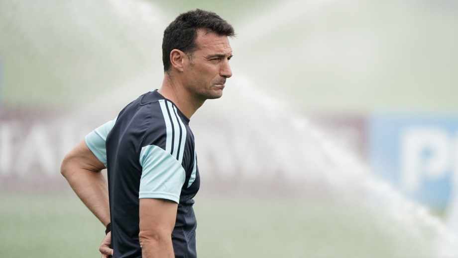 Scaloni haría un cambio respecto al once que debutó ante Argelia. (Foto: Clarín)