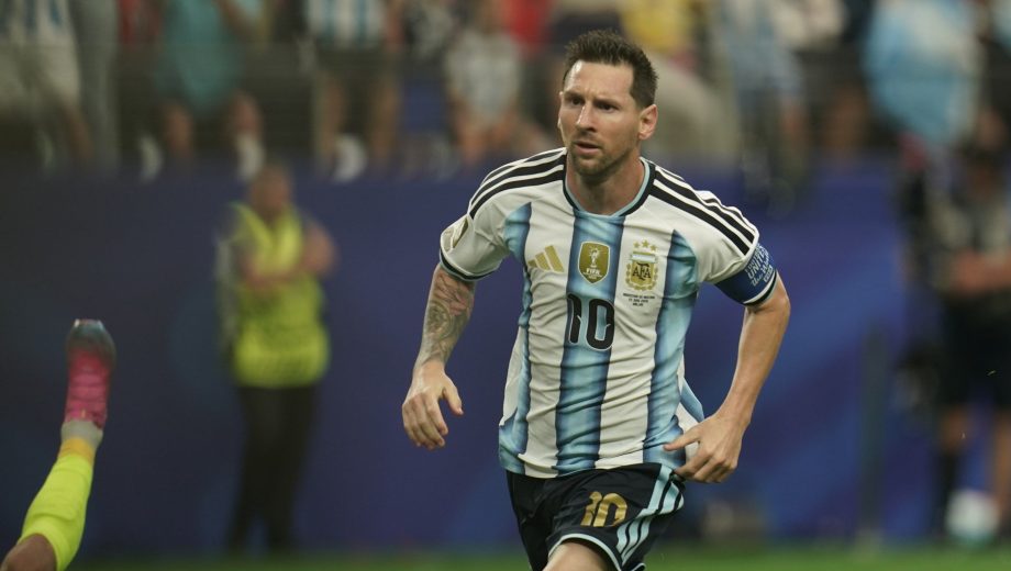 El festejo de Lionel Messi tras abrir el marcador ante Austria y romper otro récord. (Foto: Clarín Fotografía - Juano Tesone)