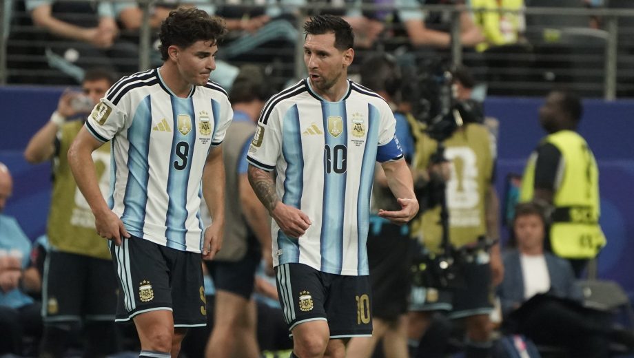 Julián Álvarez junto a Leo Messi en la victoria de Argentina sobre Austria. (Foto: Clarín - Juano Tesone)