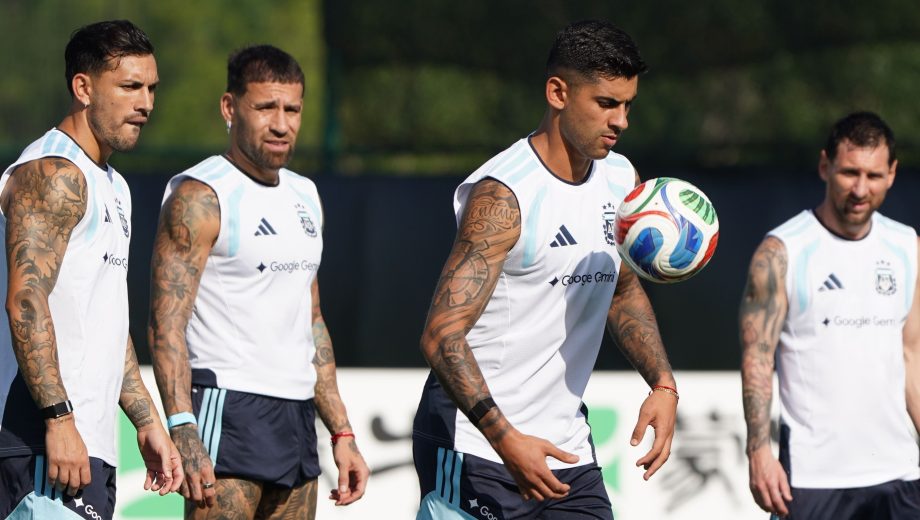 Cuti Romero con la trionda, bajo la atenta mirada de Paredes, Otamendi y Messi. (Foto: Juano Tesone - Clarín Fotografía)