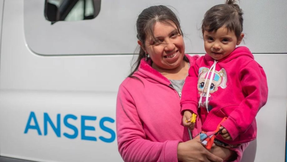 AUH de ANSES en julio 2026: cuánto se cobra por hijo con el aumento confirmado.-