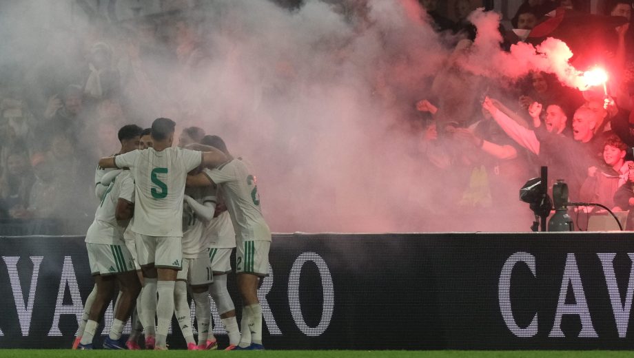Los jugadores de Argelia celebraron tras el golazo de Anis Hadj Moussa que les valió el triunfo frente a Países Bajos. (Foto: AP)