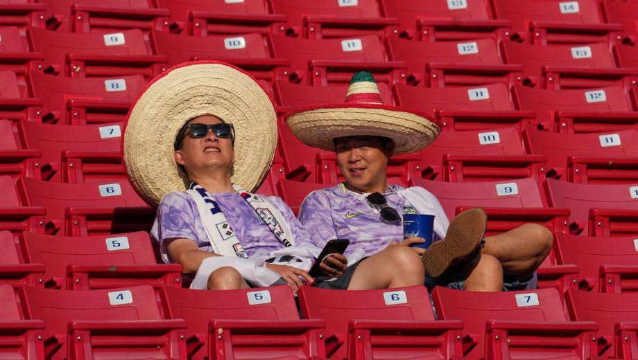 "Creo que llegamos temprano" (en coreano), fue una de las primeras frases que se escuchó en el Mundial. La espera vaió la pena, porque el equipo se lo dio vuelta a República Checa. (Fotos AP)