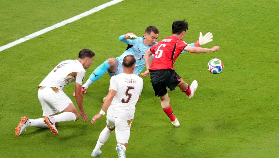 Así enganchó Hwang Inbeom, antes de anotar el golazo del empate. Después dio la asistencia del segundo. (AP) 