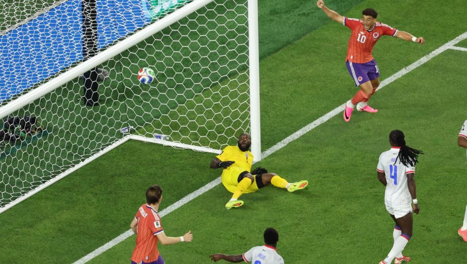 El único gol llegó en el primer tiempo, después de la pausa de hidratación. Tres puntazos para Escocia. (AP)