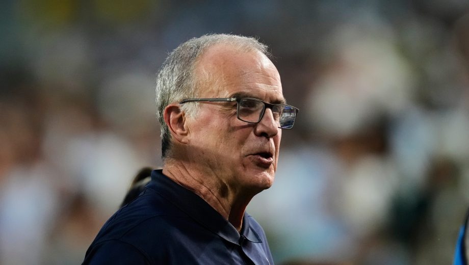 Marcelo Bielsa, entrenador de la Selección de Uruguay, criticó la pausa de hidratación. (Foto: AP)