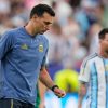 Imagen de Scaloni se rindió ante Messi tras el hat-trick ante Argelia: "Lo extrañaremos el día que no juegue más"