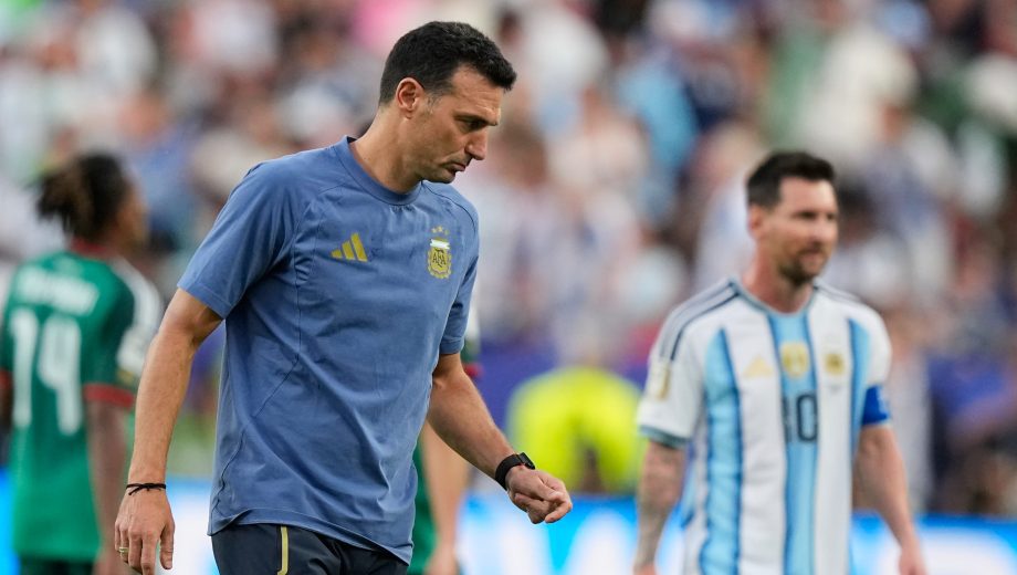 Los Lioneles, máximos referentes de la Selección Argentina, en el debut frente a Argelia. (FOto: AP)