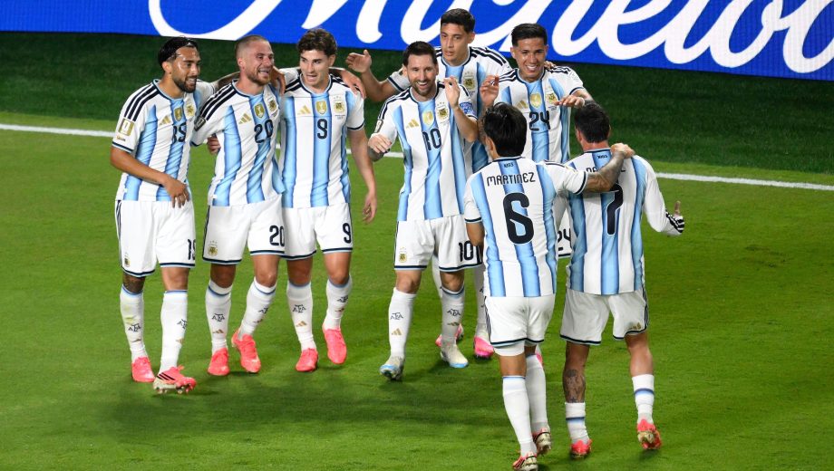 El festejo de Lionel Messi con sus compañeros tras marcar ante Argelia en el debut. (Foto: AP)