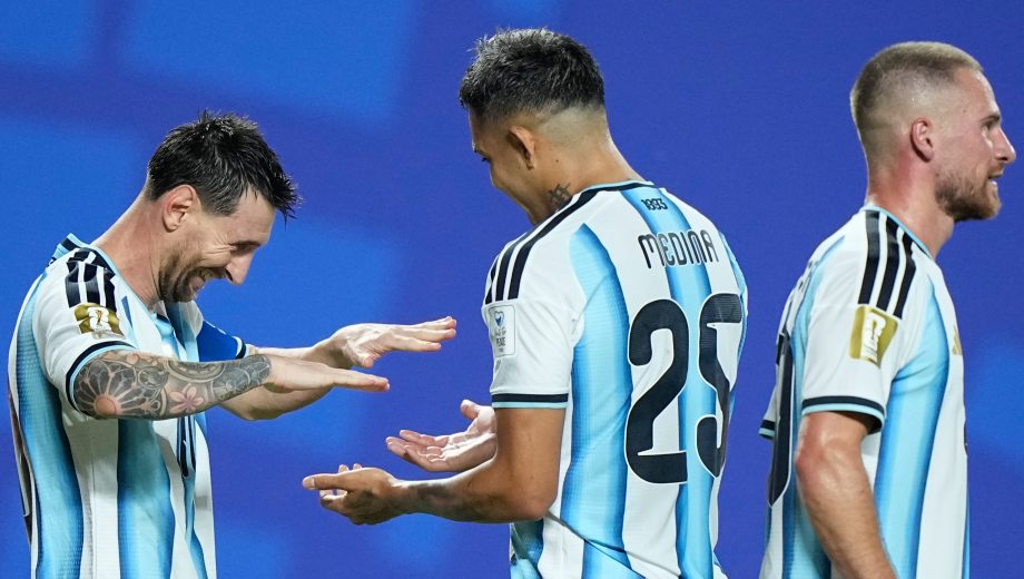 Lionel Messi festejó junto a Facundo Medina luego de abrir el marcador ante Austria. (Foto: AP)