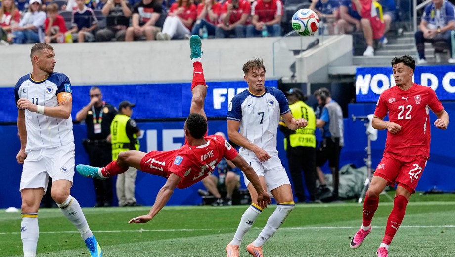 Por muy poco no terminó en golazo esa pirueta de Ndoyé para Suiza. 