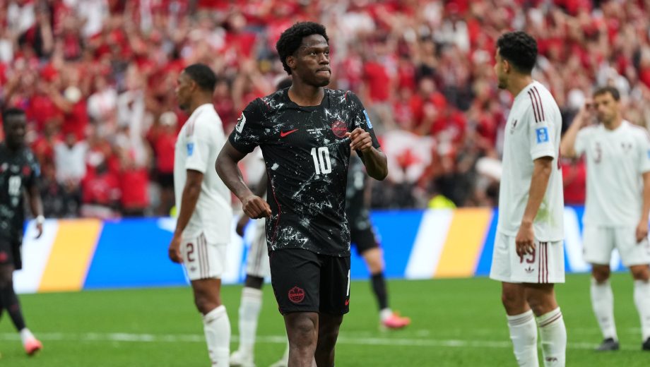 Jonathan David marcó un hat-trick y sentenció la goleada, pero casi no festejó por la lesión que sufrió su compañero Koné. (Foto: AP)