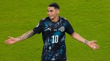 Imagen de Atención Paraguay: se confirmó la sanción para Almirón tras la expulsión por taparse la boca