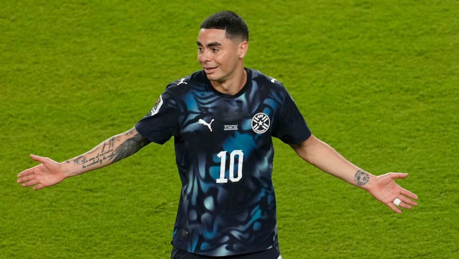 La reacción de Miguel Almirón tras ser expulsado ante Turquía por taparse la boca en una discusión con Müldür, de Turquía. (Foto: AP)