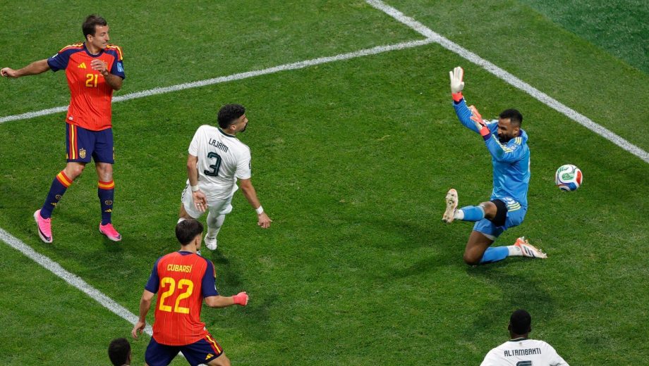 Oyarzábal, intratable en el comienzo del partido, ya anotó doblete en la victoria parcial de España. 