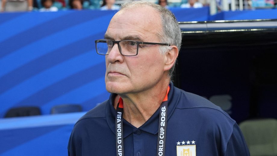 Marcelo Bielsa se lamentó tras empatar los dos primeros partidos pero ya pasó página y piensa en España. (Foto: AP)