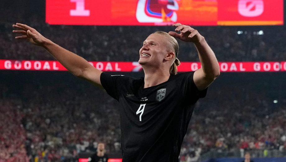 Erling Haaland fue nuevamente la figura de Noruega tras convertir otro doblete. (Foto: AP)