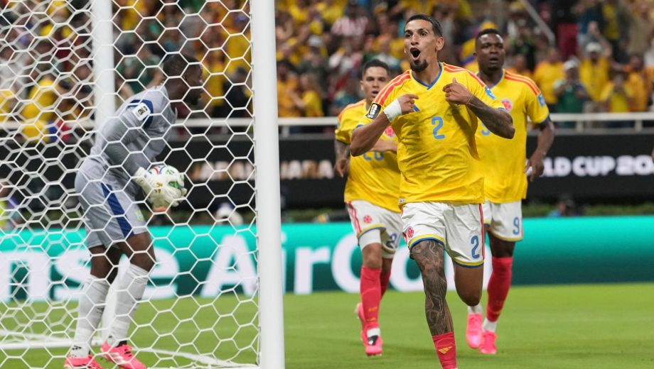 Muñoz fue clave con sus subidas y anotó el único gol. Juanfer, que participó de la jugada, se suma al festejo. (AP)