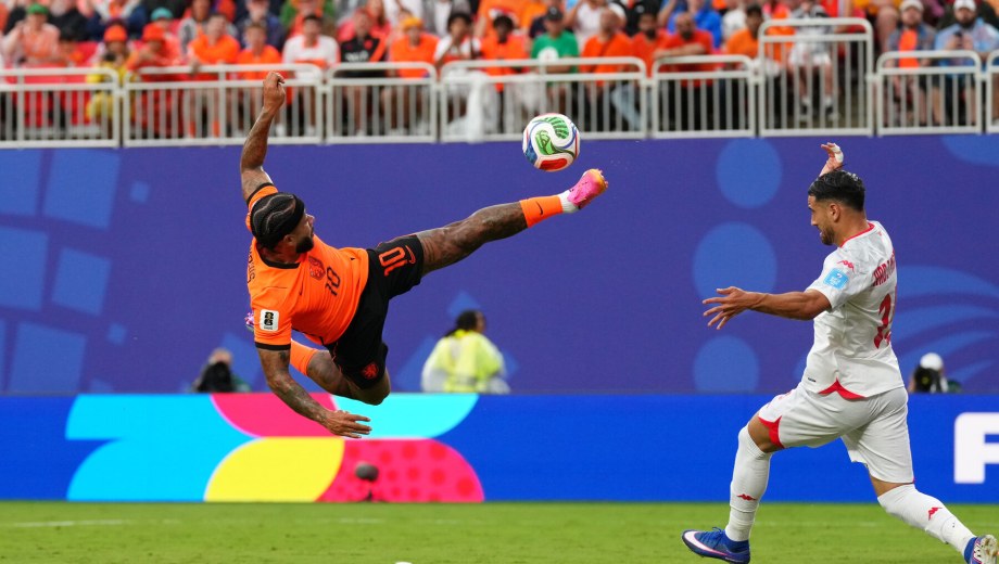 (AP). Memphis Depay y una pirueta para encuadrar en el living de su casa. 