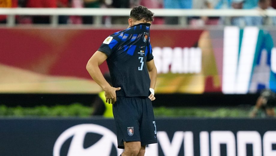Sebastián Cáceres, lamentándose tras la derrota ante España que selló la eliminación de Uruguay en el Mundial. (Foto: AP)